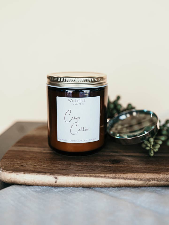 Candela di soia in cotone croccante da 8oz versata da We Three Candle Co. per la vendita all'ingrosso da parte di We Three Candle Co.