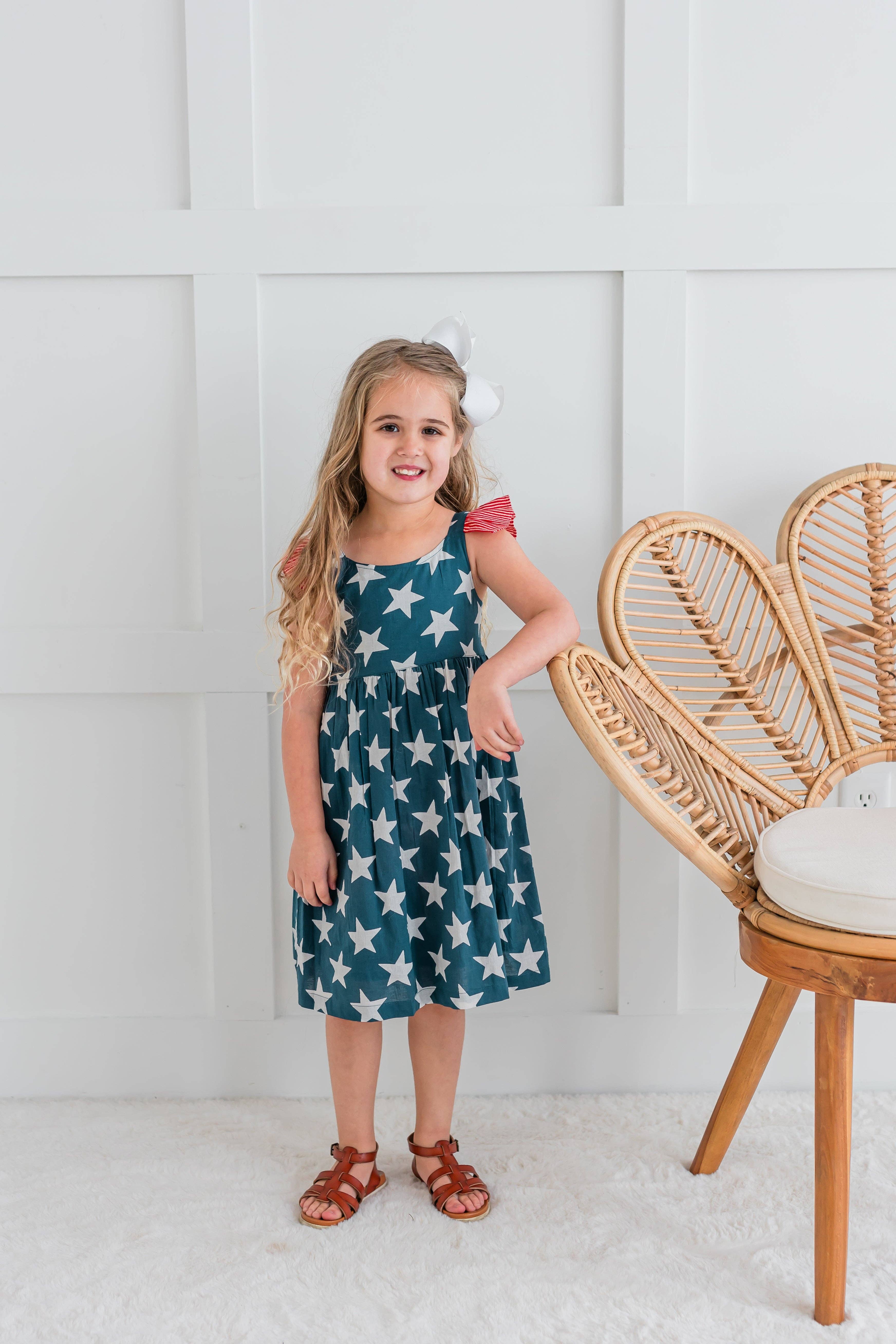 Yo Baby – Engroshandel Kjole - Børn – Kjole med flæser og rynker samt ærmer med marineblå stjernetryk3