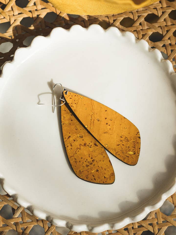 Ockragula korkörhängen - Stora vingar för wholesale av Hello Lovely Cork Co.