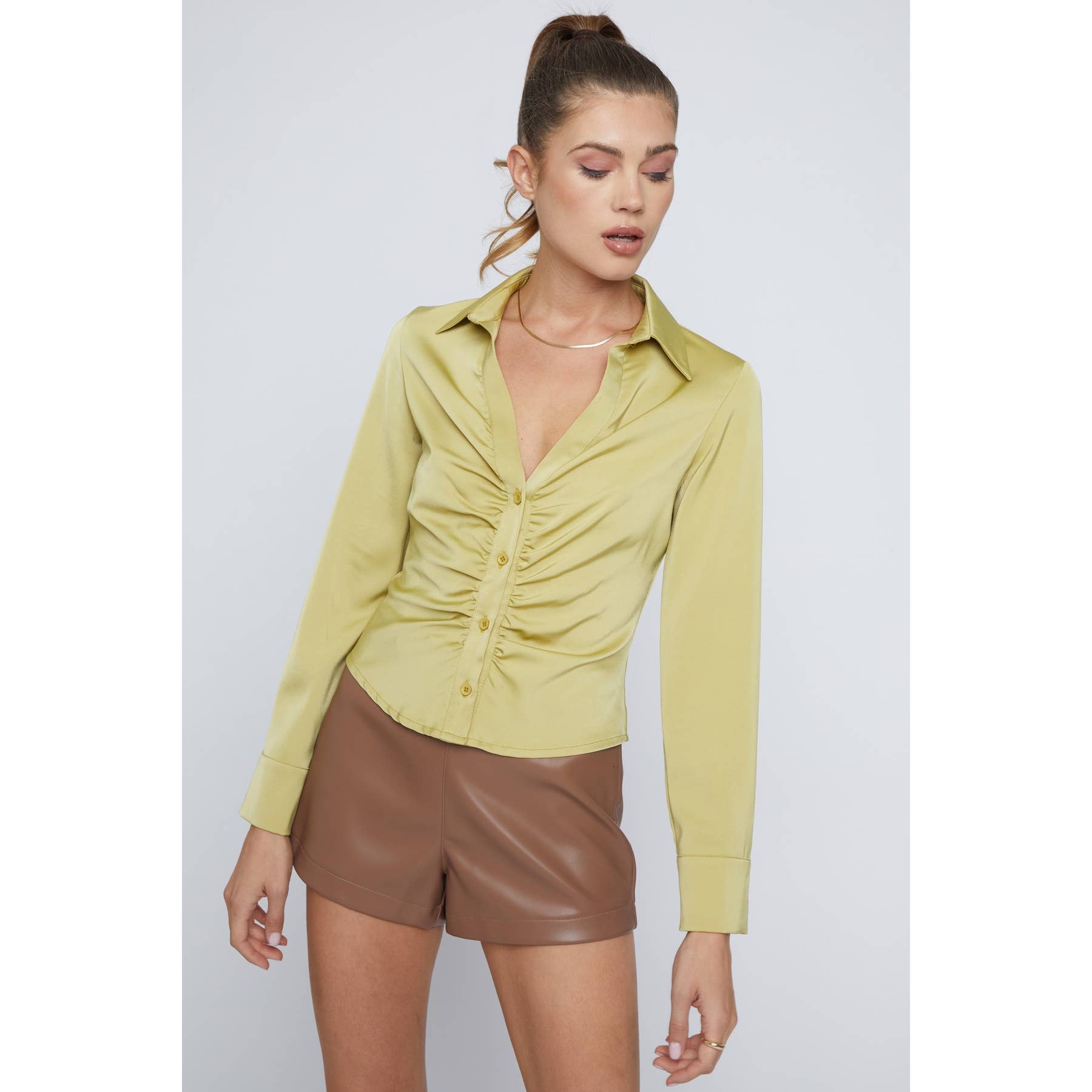 Sans Souci – Camisa com botões no colarinho – Mulher por atacado – CAMISA COM BOTÕES DE CETIM FRANZIDO4