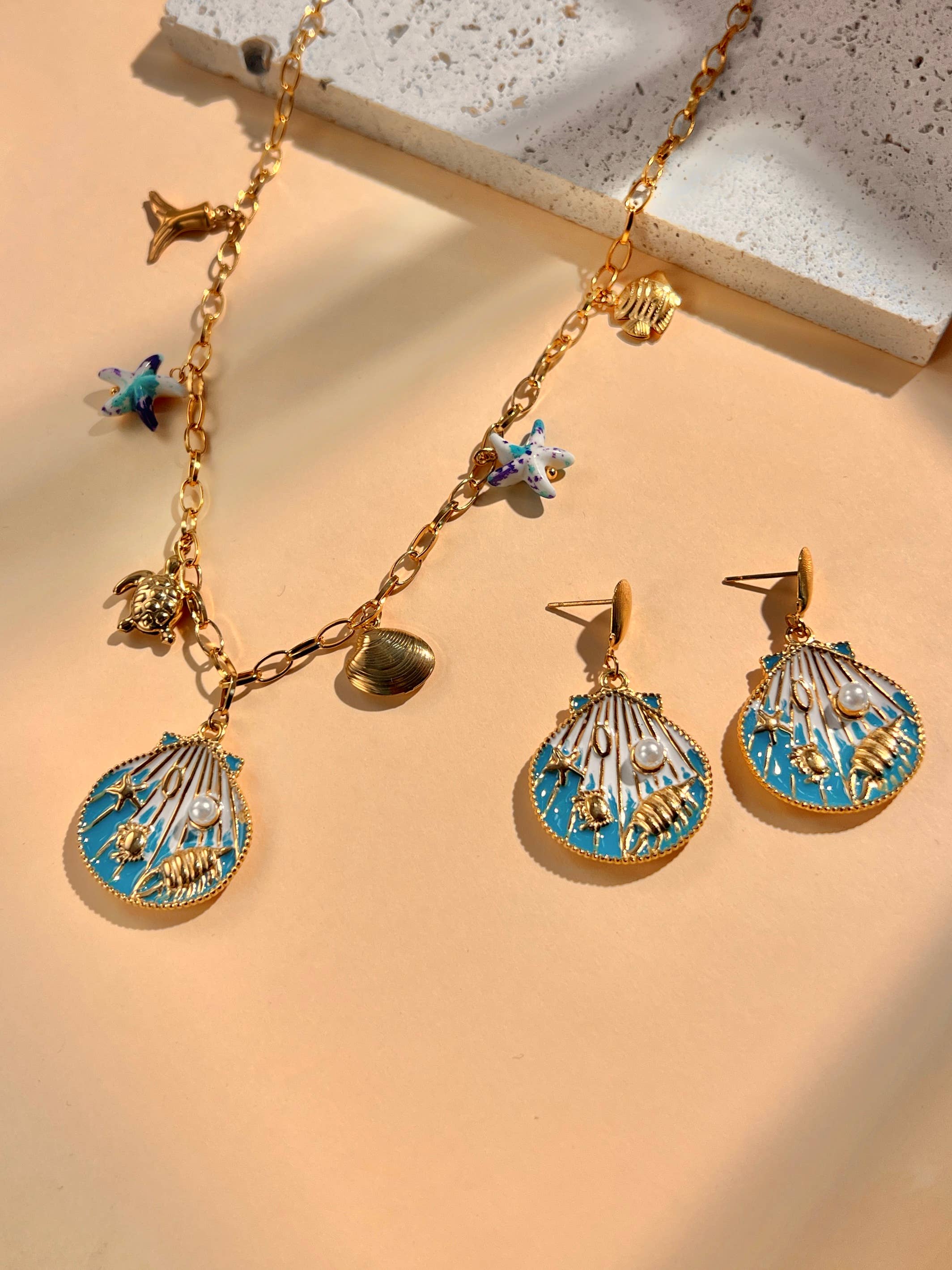 COSMOS – Großhandel Schmucksets – Muschel-Halskette und Ohrring-Set aus Stahl7