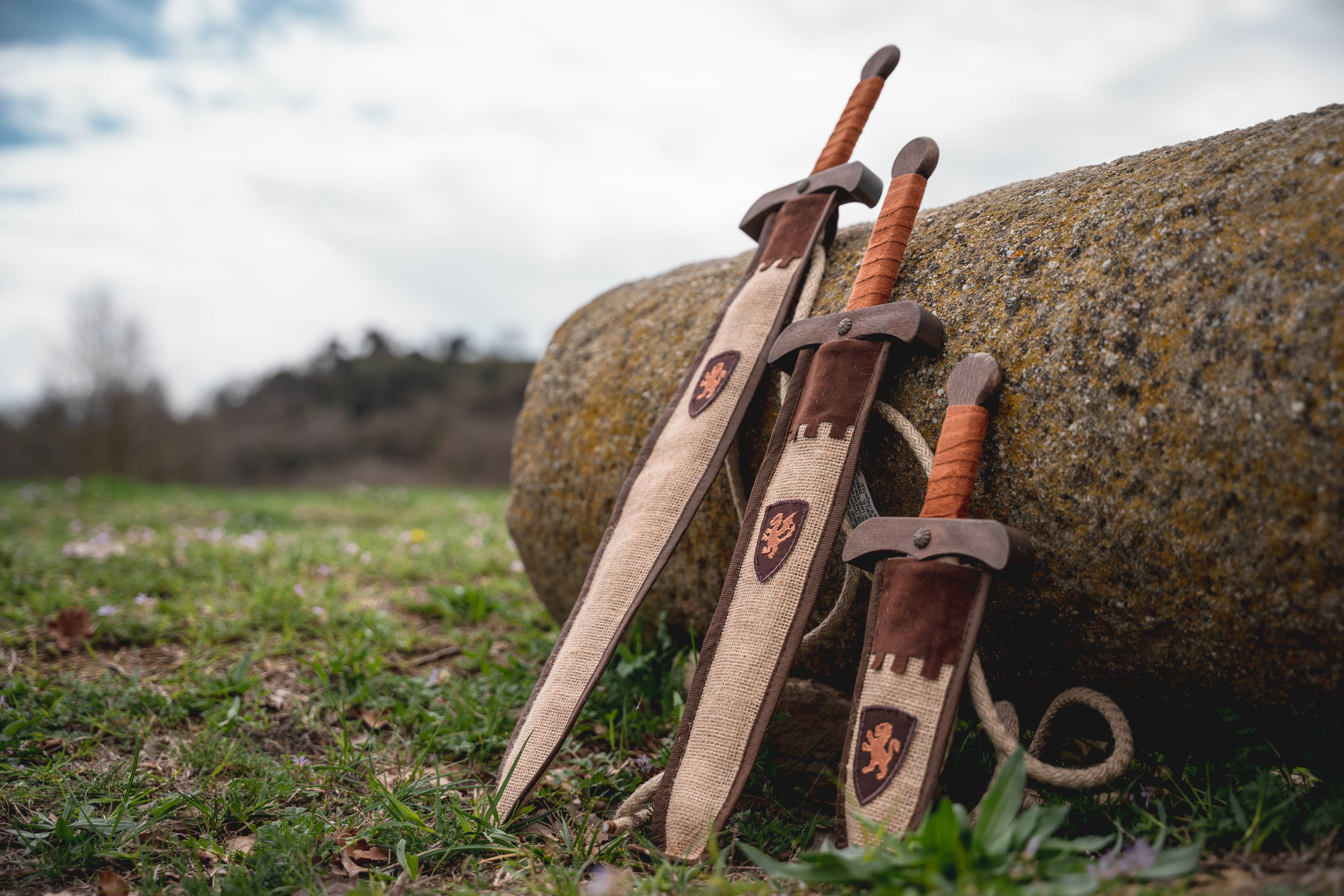 KALID MEDIEVAL - Vendita all'ingrosso Giocattolo in legno - Bambini - Spada rustica naturale in faggio 65 cm con fodero in juta - ST411F3