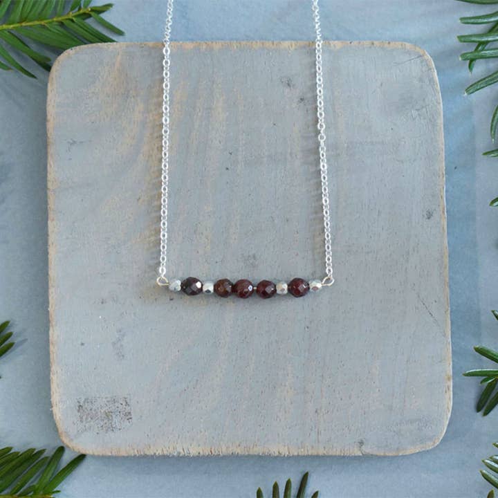 Collana in argento e pietra granata per la vendita all'ingrosso da parte di Hadley Richards Designs