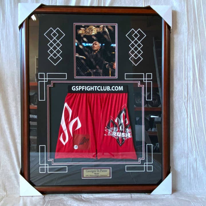 UFC Art - Georges St-Pierre mit Autogramm auf der Truhe für den Großhandel von inVintage