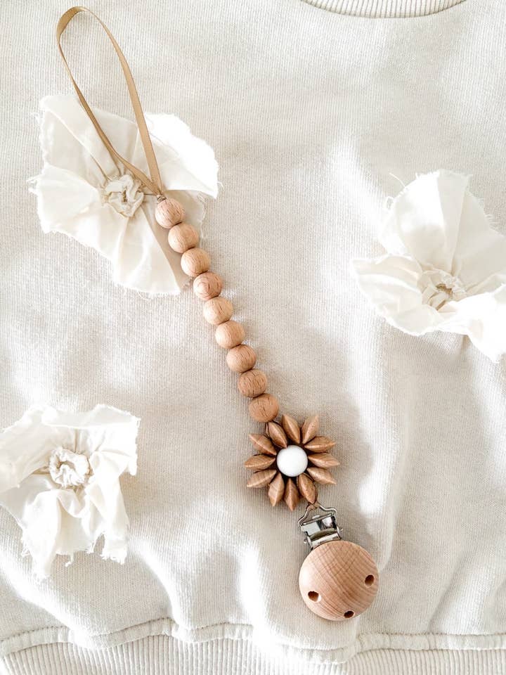 Daisy wood silicone pacifier clip for wholesale by CW Evenements