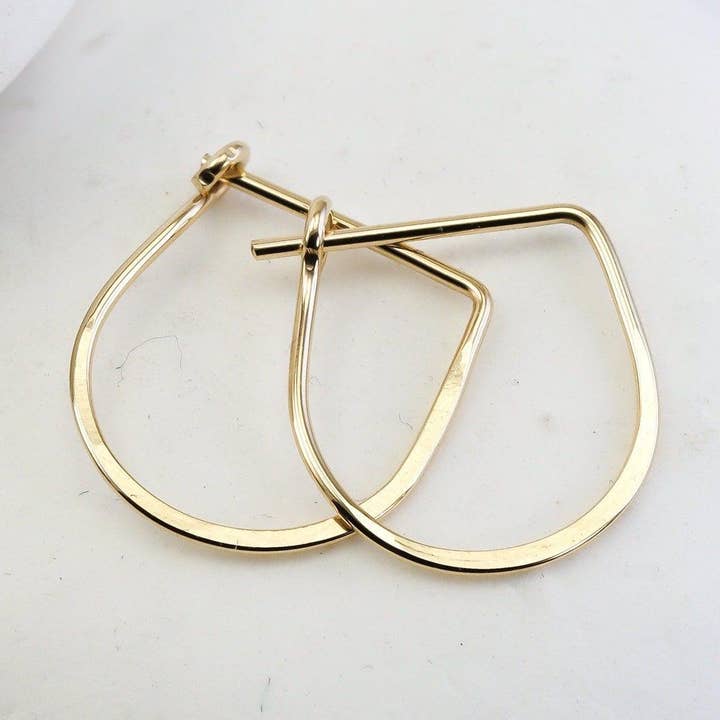 Créoles Mini Huggie en forme de larme pour la vente par Lotus Stone Jewelry