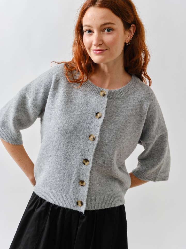 AJT5046 CARDIGAN À MANCHES LARGES AVEC BOUTONNIÈRE ÉVASÉE CHIC pour la vente par Aaron & Amber