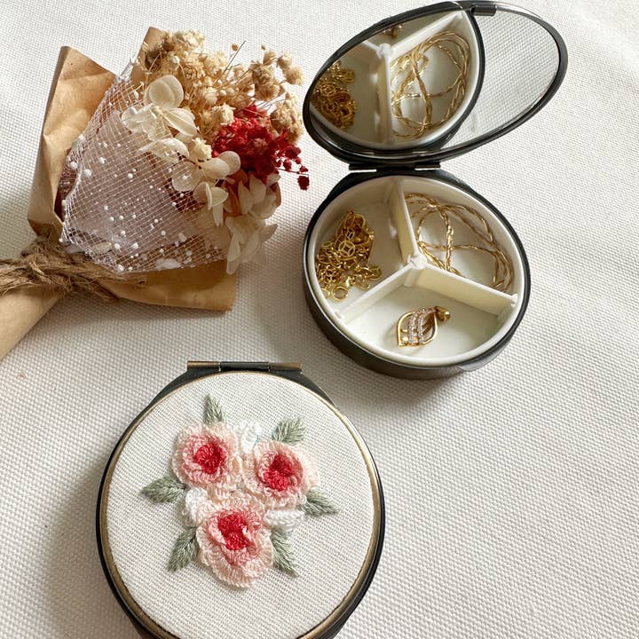 Quince Fables - Wholesale Jewelry Box/Organizer - Floral Embroidered Round Jewelry Box With Mirror
Success
