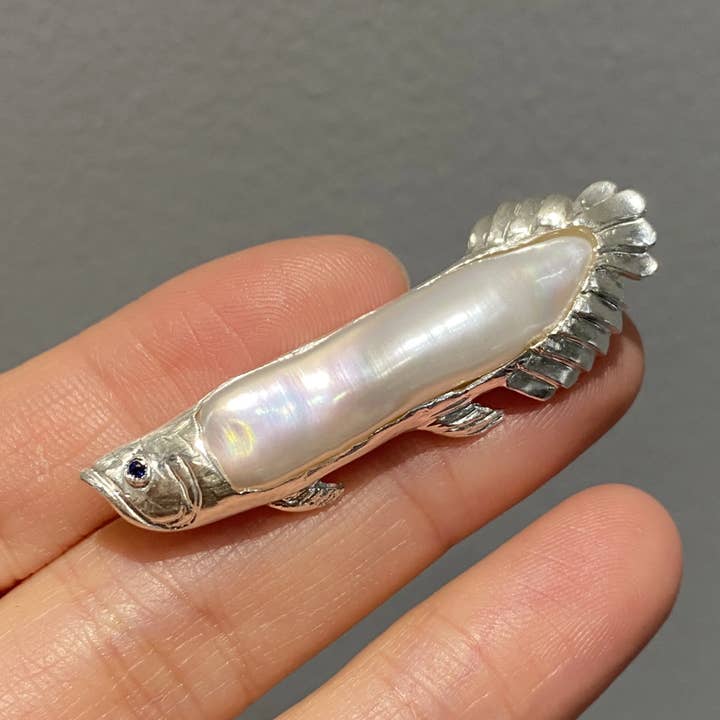 Spilla Pendente Pesce Arowana in Argento 925 | Gioielli con Perle e Zaffiri | Portafortuna Fatto a Mano per Successo e Protezione per la vendita all'ingrosso da parte di idjewelry