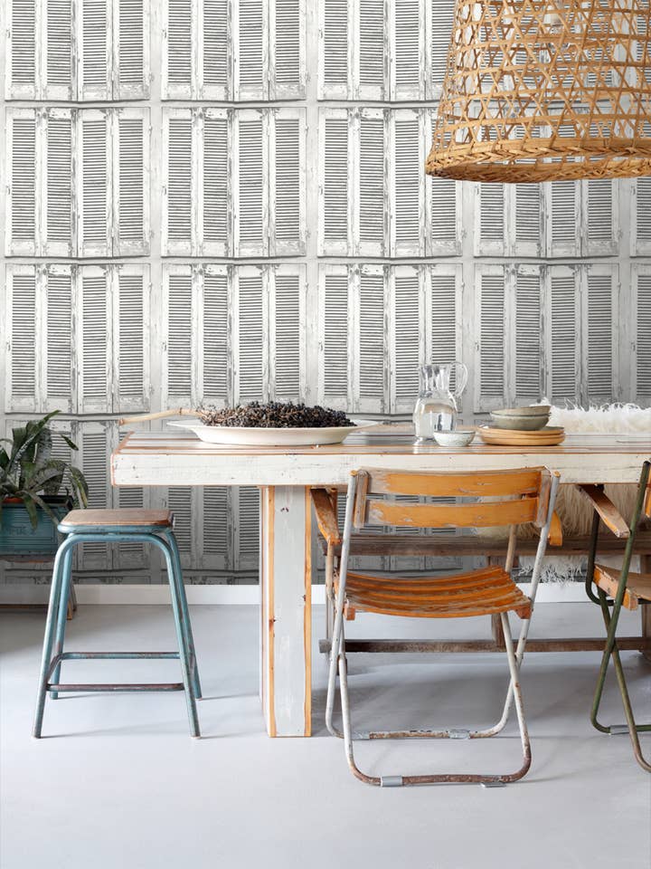 Papier peint volets persiennes vintage en bois vieilli style français pour la vente par The Design Department b.v.