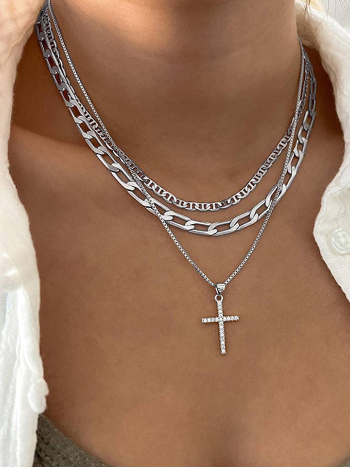 Ensemble de colliers à chaînes superposées avec pendentif croix en argent pour la vente par Suhkasana