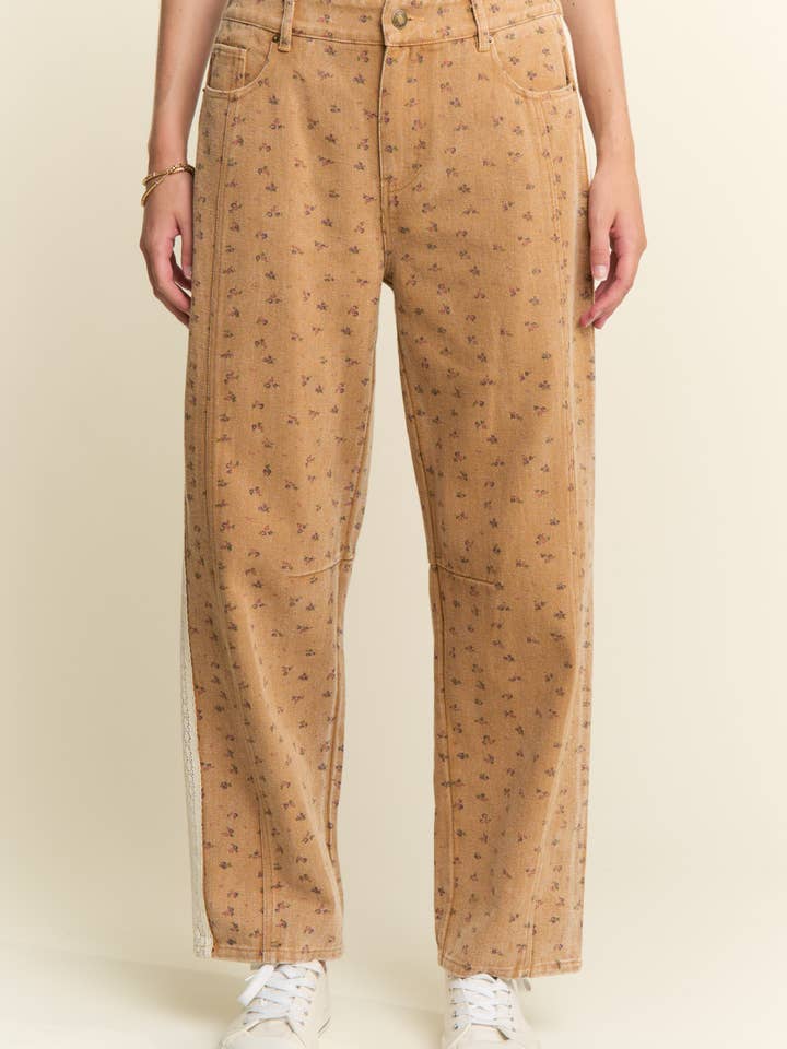 Jeans mit Blumenmuster aus Denim und Spitzenbesatz für den Großhandel von J.NNA