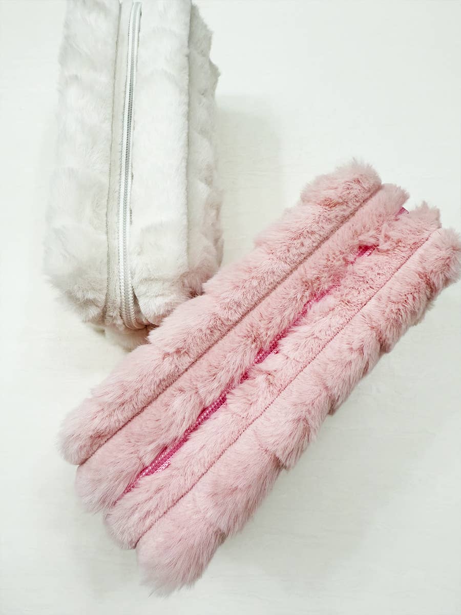 Love and Repeat - Vente Trousses de maquillage/cosmétique - Pochette à cosmétiques matelassée en fausse fourrure21