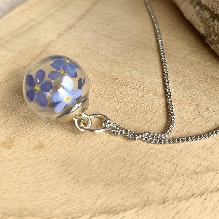 Madame Cousette - Vente Colliers à pendentif - Collier fleur séchée Myosotis sphère doré ou argenté1