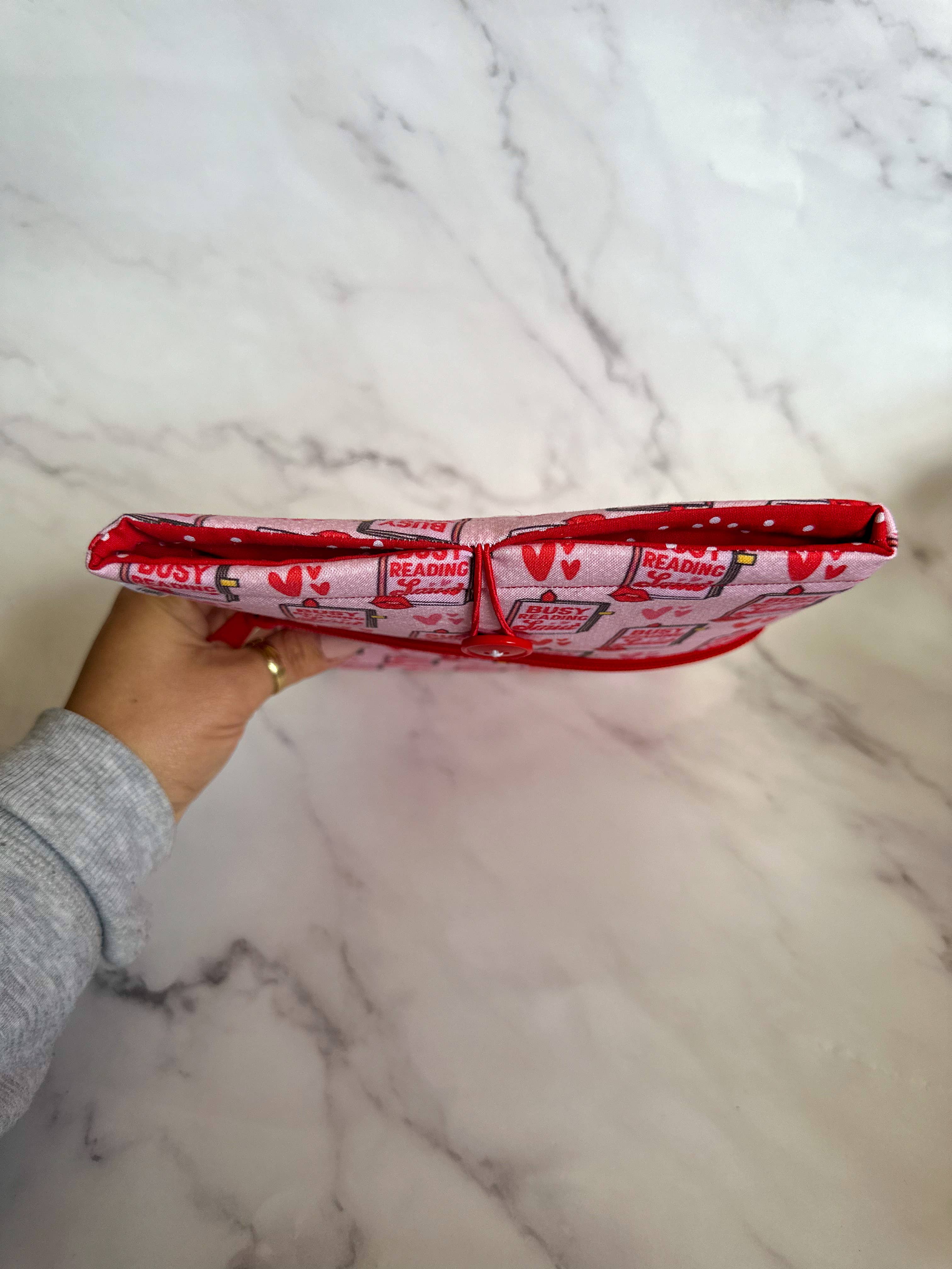 Angelica’s Design Co. - Wholesale Boekomslag - DRUK BEZIG MET HET LEZEN VAN EEN SMUT-BOEKOMSLAG2