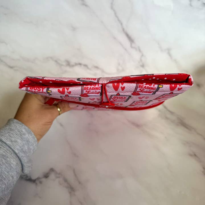 Angelica’s Design Co. - Wholesale Boekomslag - DRUK BEZIG MET HET LEZEN VAN EEN SMUT-BOEKOMSLAG2