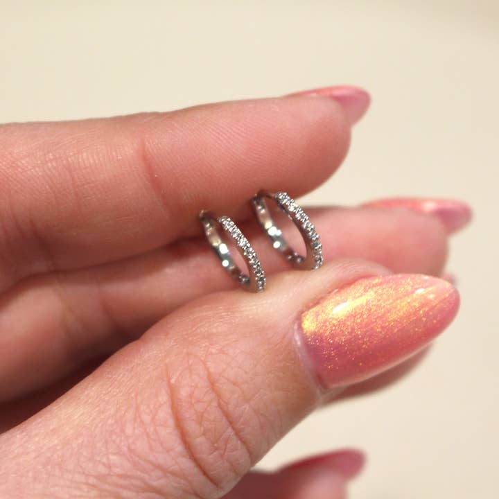 Petit anneau huggie plaqué rhodium incrusté de cristaux Cz pour la vente par Sabsies Beauty