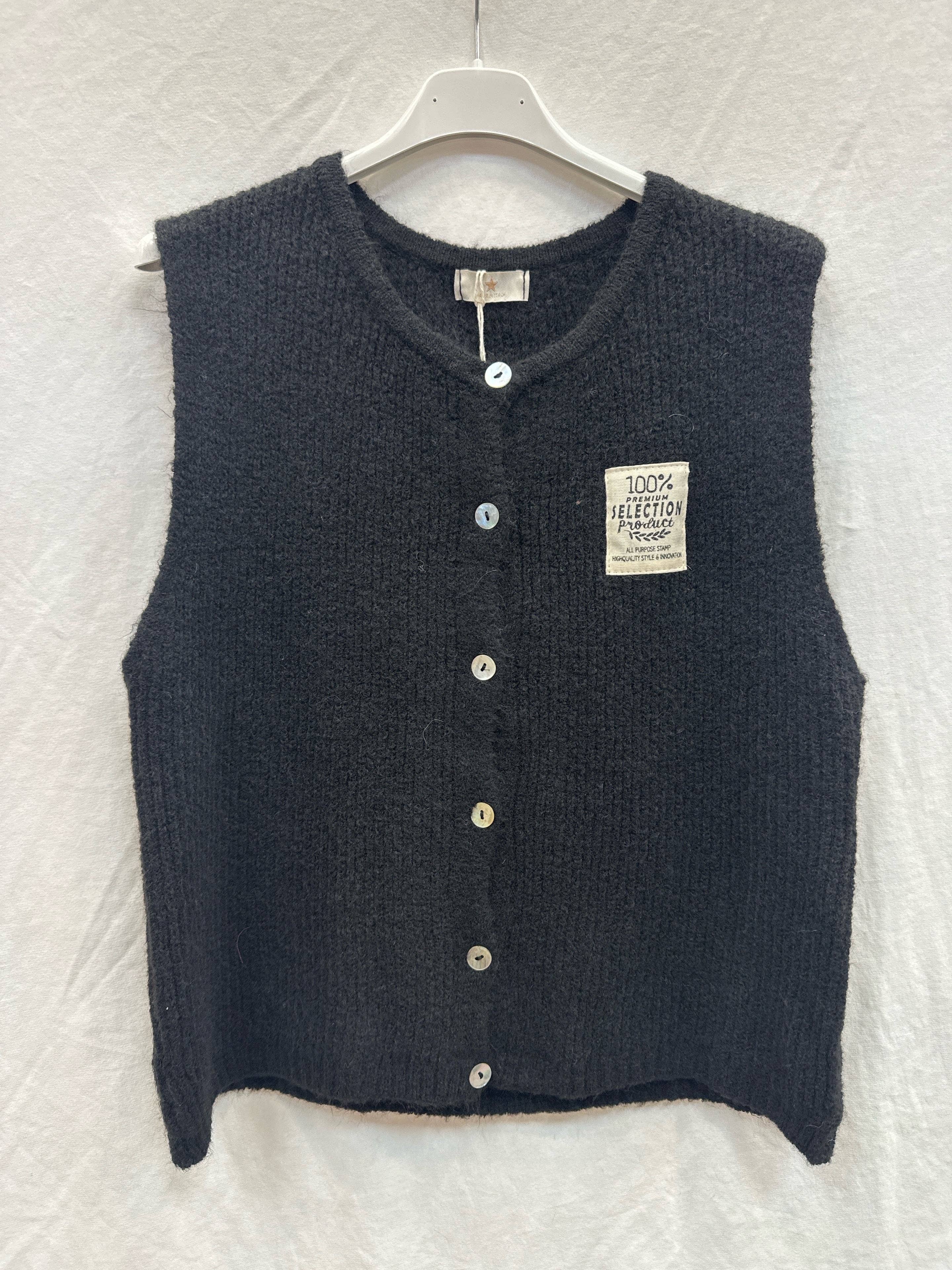 Mimi & Gogo - Wholesale Outerwear Vest - Women's - Knit vest with patch @35577_GiEcussonMaille18