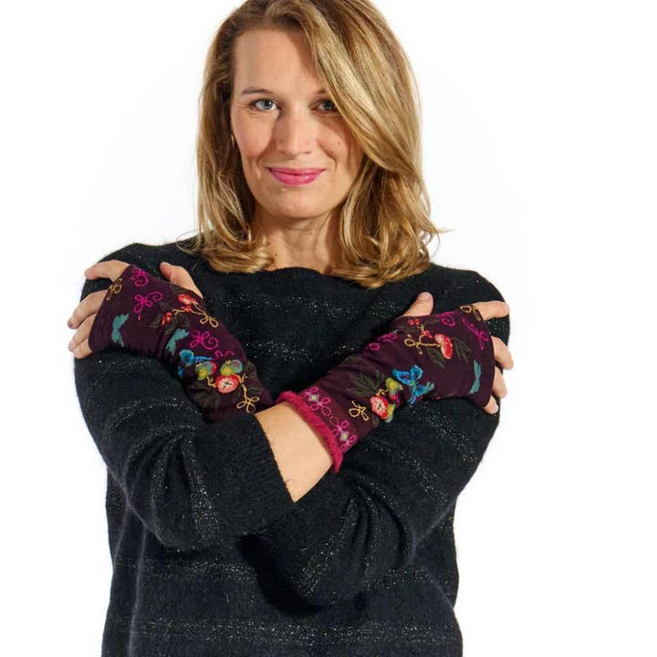 Poma Mittens - made in France - Fil de Jour for wholesale by FIL DE JOUR