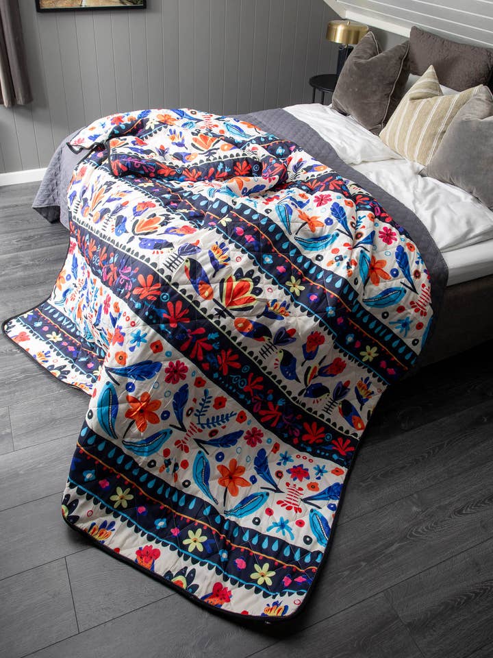 Quiltet sengetæppe fra Velucci Home - Folk Art for engroshandel hos AVAGANTE Design