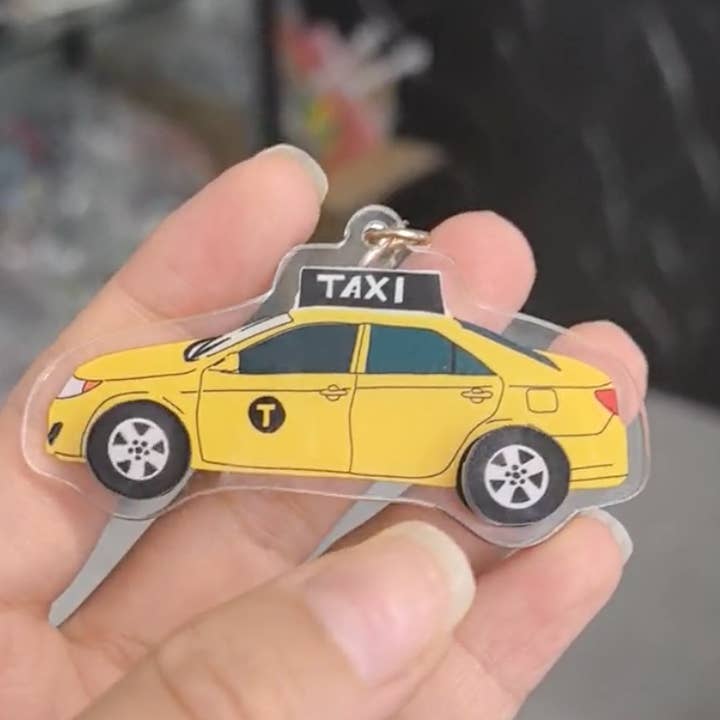 Porte-clés breloque de sac avec roues de taxi qui tournent comme un hand spinner pour la vente par Drawn Goods