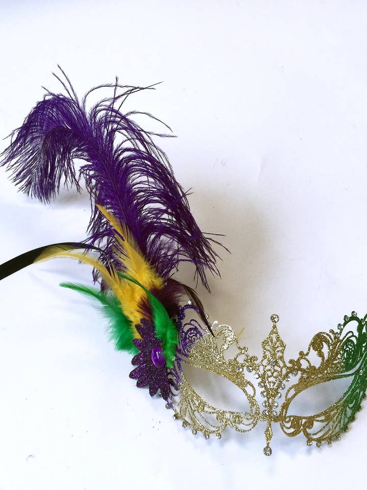 Maschera in metallo tagliata al laser con piume laterali per la vendita all'ingrosso da parte di Mardi Gras Creations