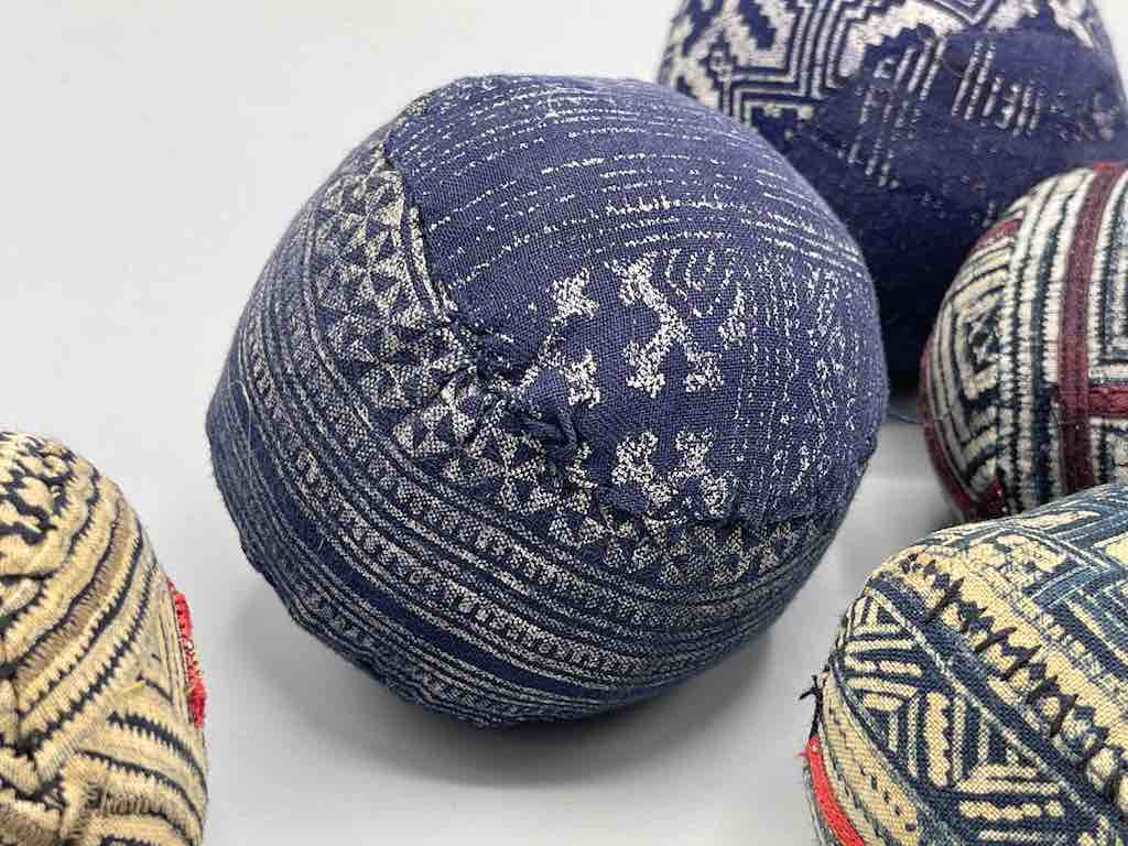 The Niger Bend - Vente Décorations de table - Boule en tissu vietnamienne vintage Hmong Tribal9