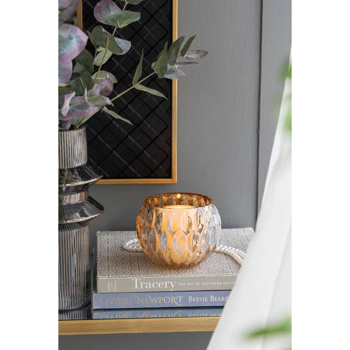 A&B Home Group Inc. – wholesale Ljushållare – D6x4,3" Bärnstensfärgad Ljuslykta med Präglat Mönster - Bärnsten3