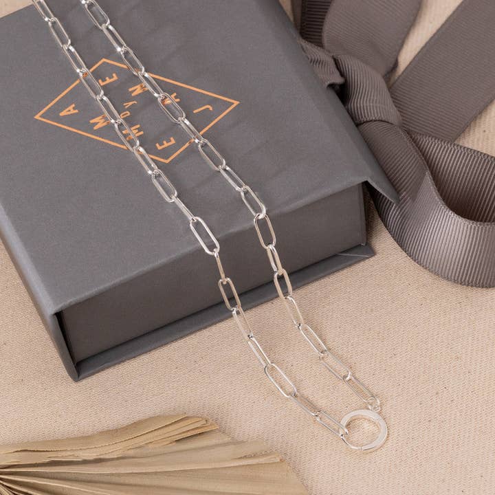 ABIGAIL SILVER LÅNGA LÄNKAR HALSBAND för wholesale av Emma By Jane
