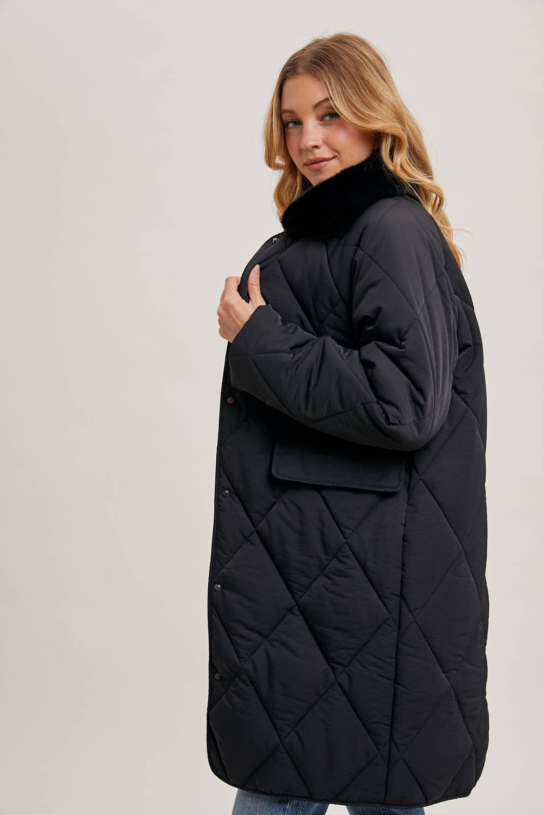 Bluivy - Wholesale Pufferjack - Dames - GEWATTEERDE MIDI-PUFFERJAS MET KRAAG VAN IMITATIEBONT EN KNOOPSLUITING3