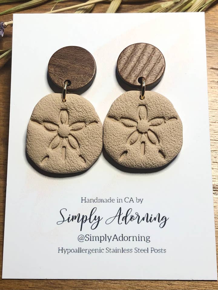 Boucles d'oreilles d'été en argile Neutral Sand Dollar Style Boho Beach pour la vente par Simply Adorning