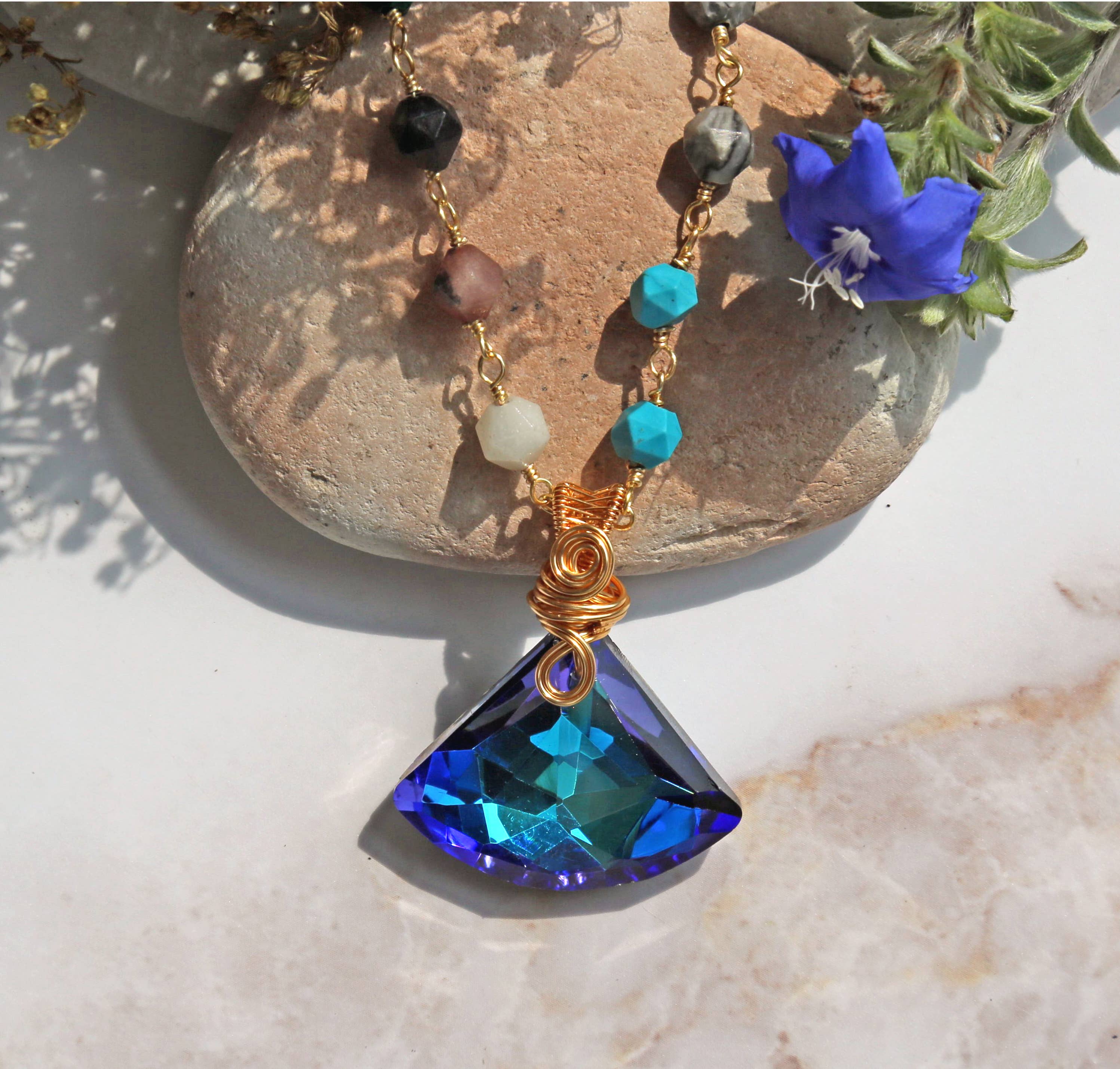 IST Jewelry – Engroshandel Halskæde med vedhæng – Fan formet krystal vedhæng i en multi smykkesten halskæde