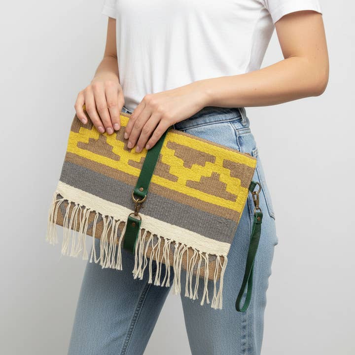 Pochette Kilim Artisanale - Géométrique Jaune & Olive pour la vente par Dandarah (Ships from USA)