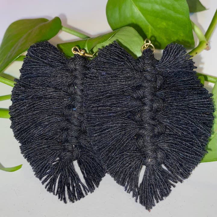 Divine Fibers Studio – Engroshandel Tassel-øreringe – LEAH | Macrame Fjer/Leaf Øreringe | Boho Smykker | Macrame | Blad | Frynser | Boho Design | Håndlavede | Macrame smykker | frynser øreringe