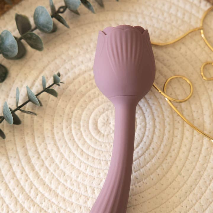 The Natural Love Company – wholesale Sexleksaker – Lovage | Dubbelsidig rosinspirerad sugvibrator och dildo