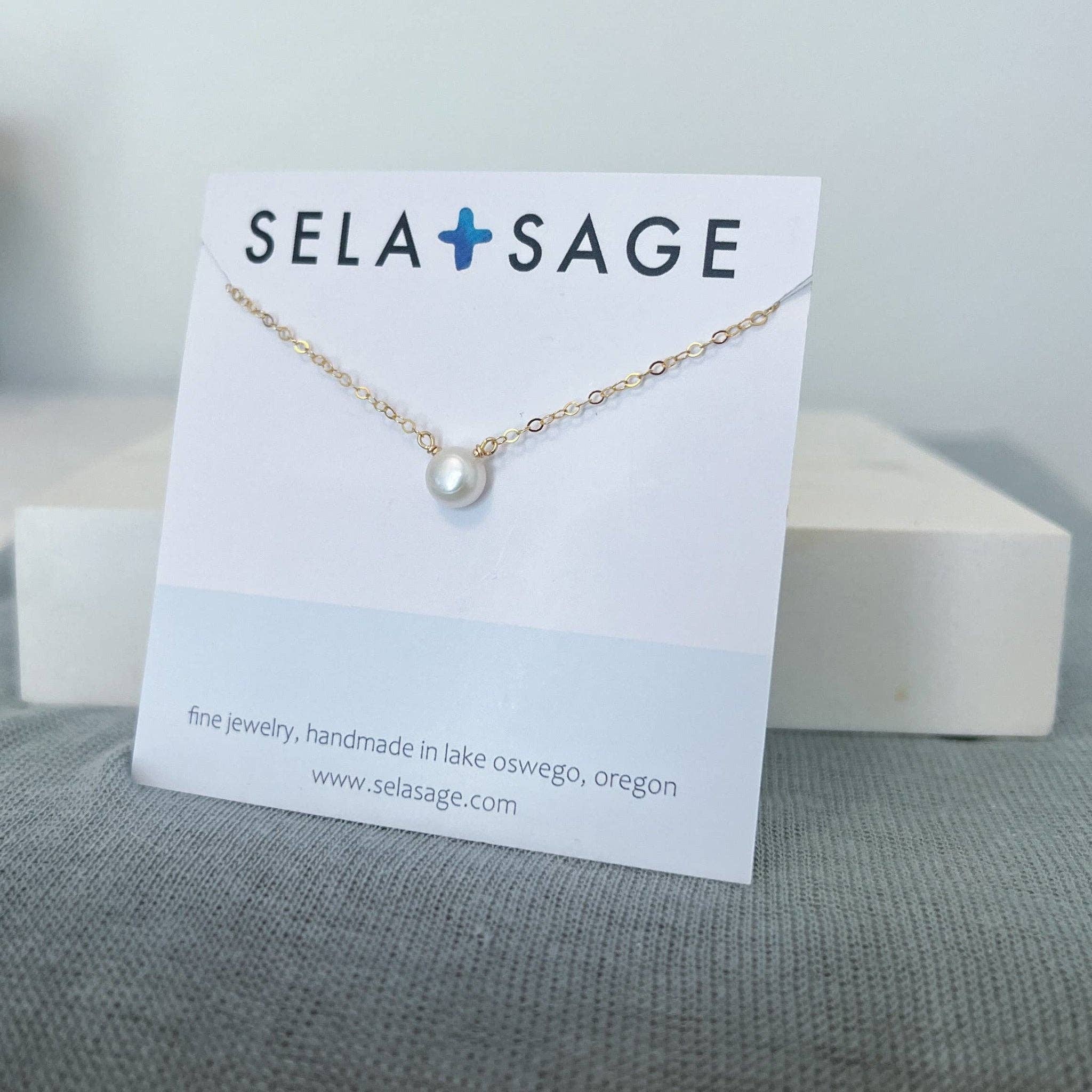 Sela+Sage - Vente Colliers à pendentif - Collier à bouton unique ou perle de culture ronde1