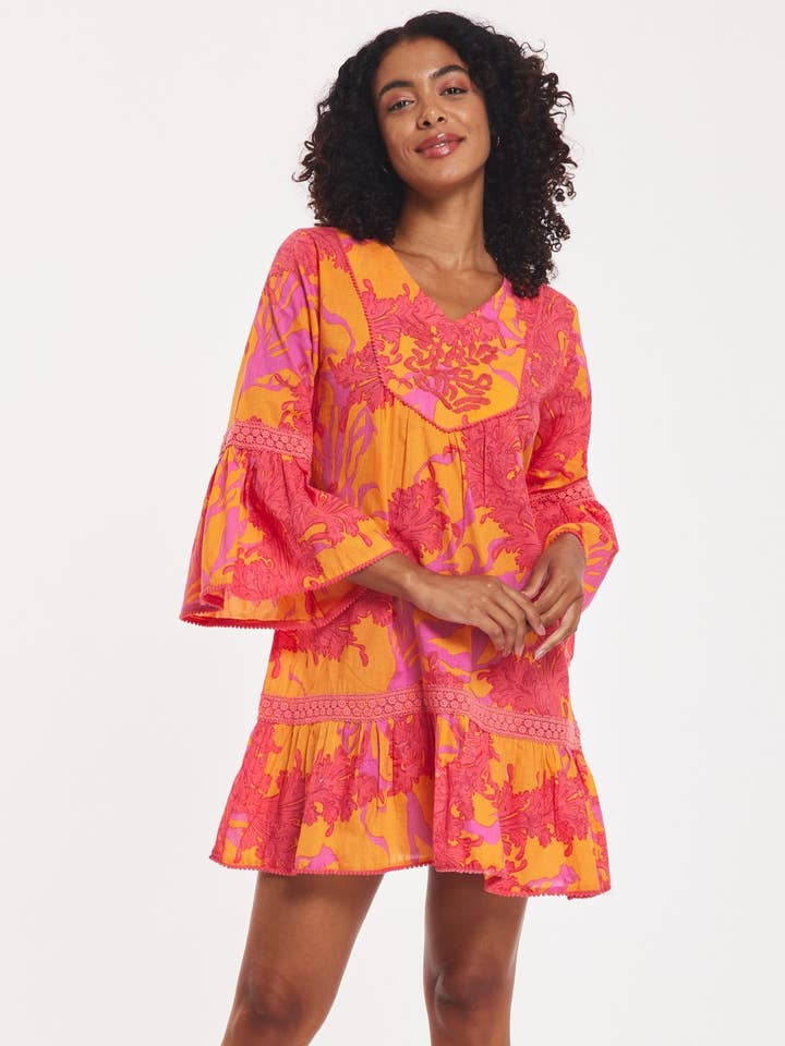 Ilaria Kleid Big Coral Orange Fuchsia Frühling Sommer für den Großhandel von ModaPosa