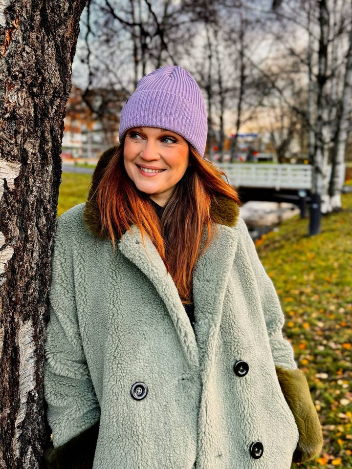 Vaara Merino Lila Beanie aus 100 % mulesingfreier Merinowolle für den Großhandel von RAGS Fashion