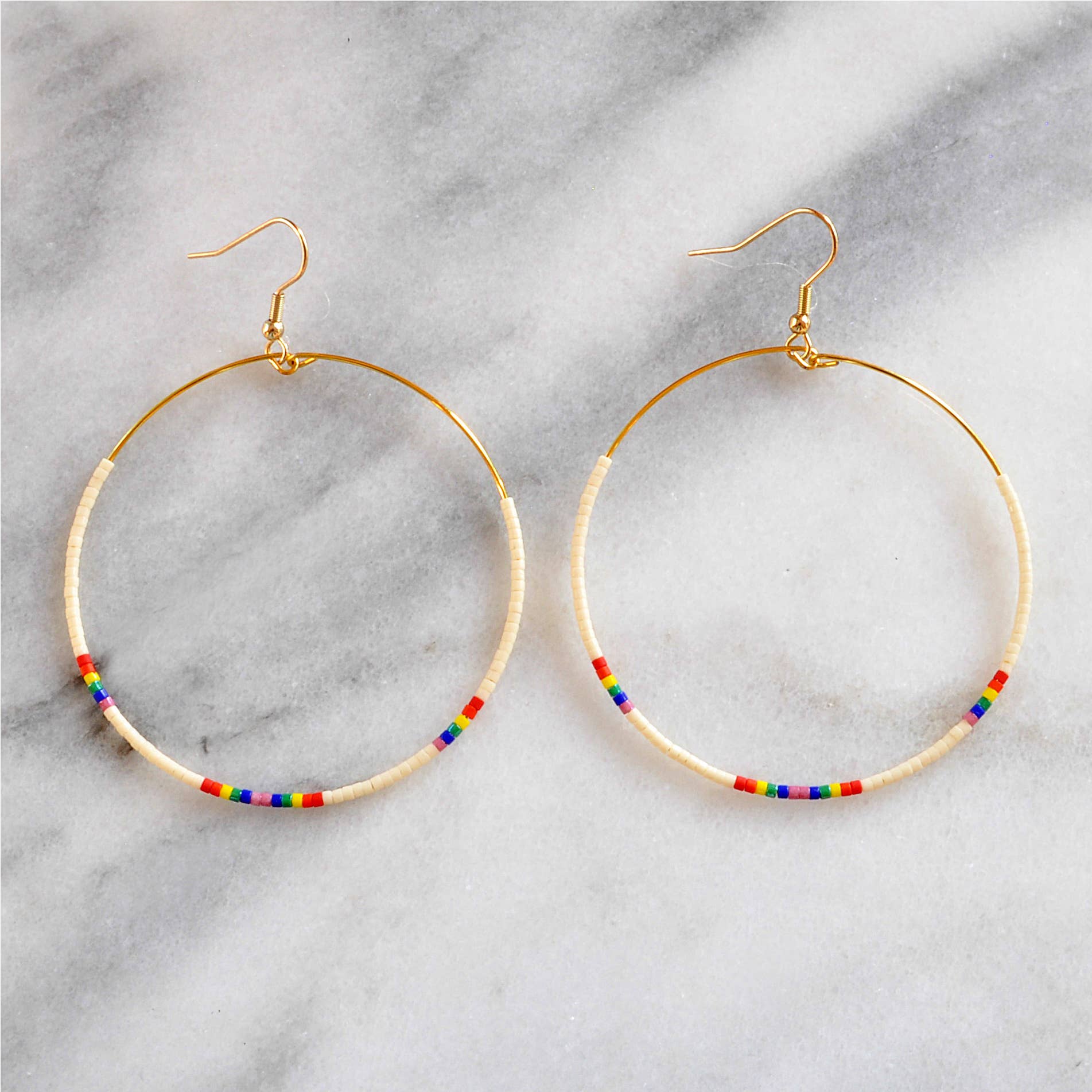 Libby & Smee – wholesale Hängande örhängen – Stora guldpärlformade dinglande hoopörhängen25