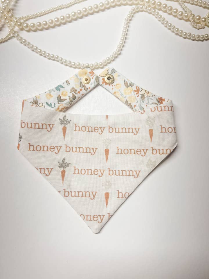 Bandana réversible pour chien Honey Bunny, collier pour animaux de compagnie à pression de Pâques pour la vente par StellaLoo