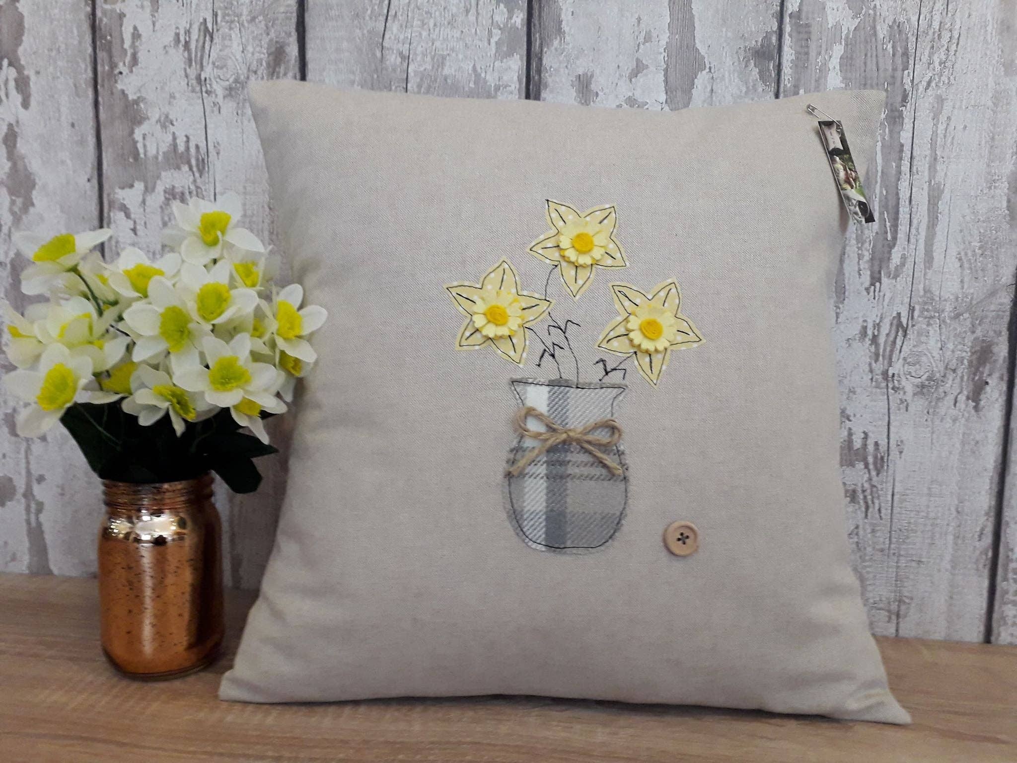 Sweet Williams - Wholesale Throw/Decorative Pillow - Square Cushion with Daffodil Vase1