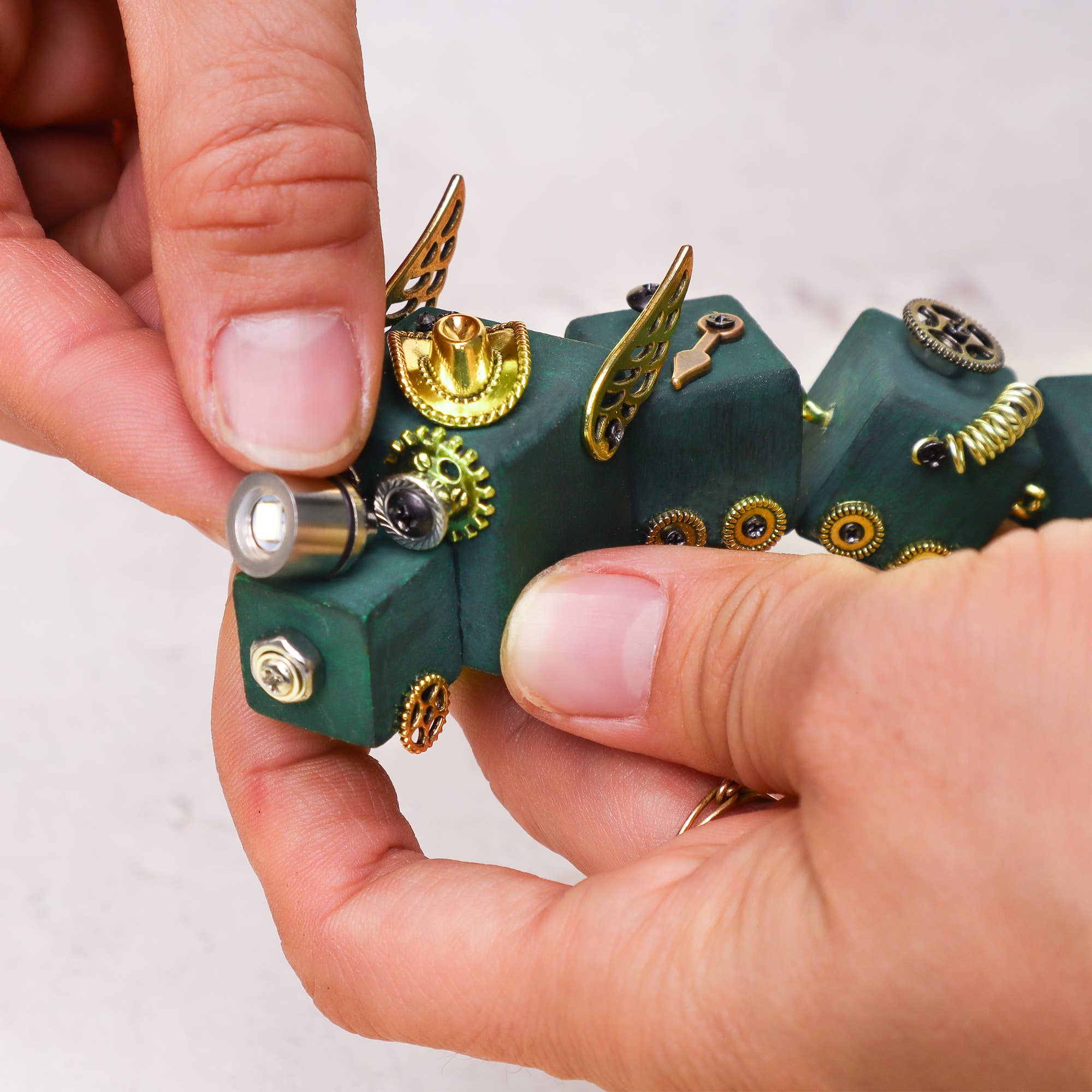 Kitsville - Wholesale Doe-het-zelf-knutselset - Doe-het-zelf Houten Trein Kit – Bouw een Houten Trein met LED Licht3