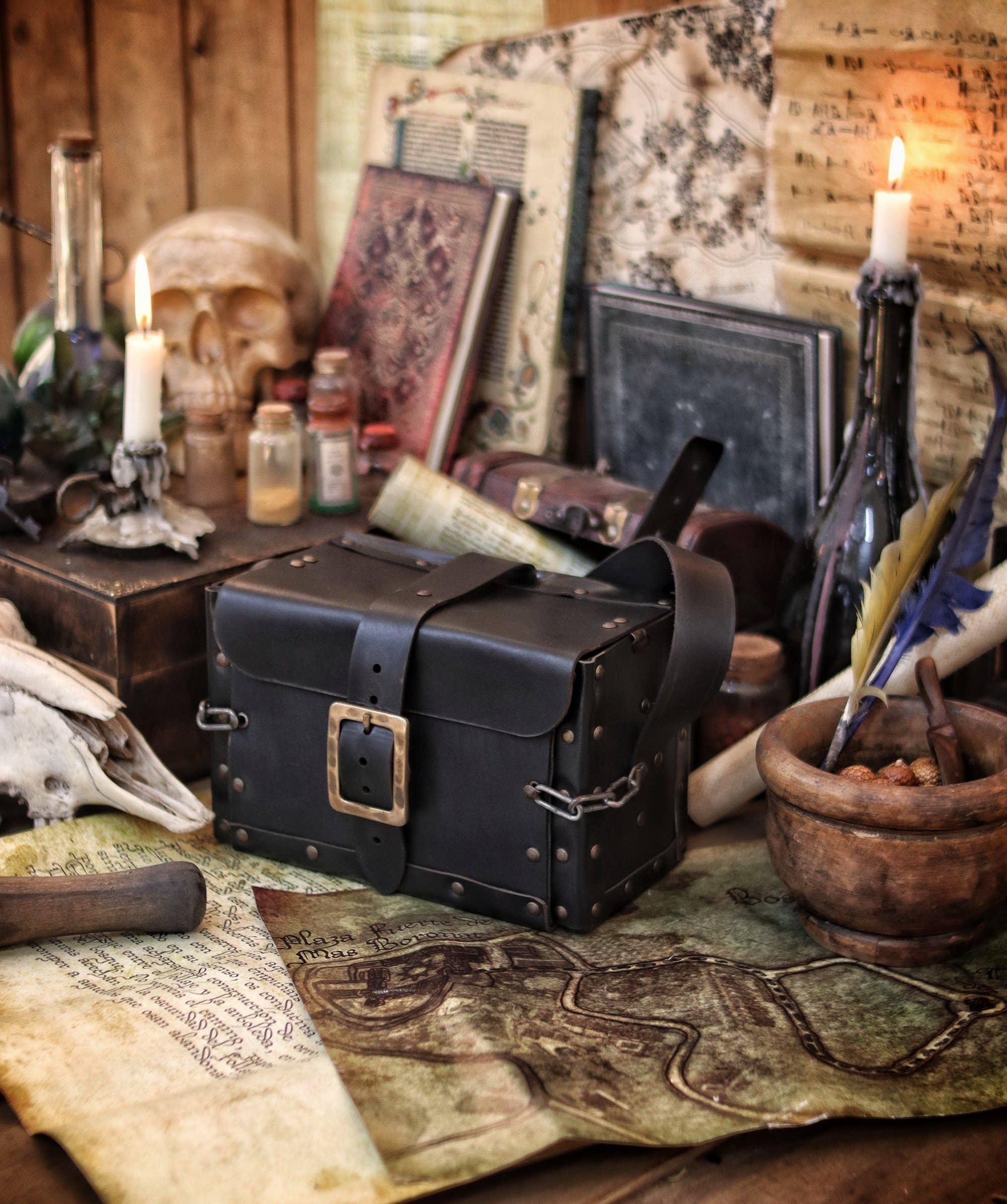 Outcast Props - Vente Décorations de table - Sac d'alchimiste en cuir avec set de potions2