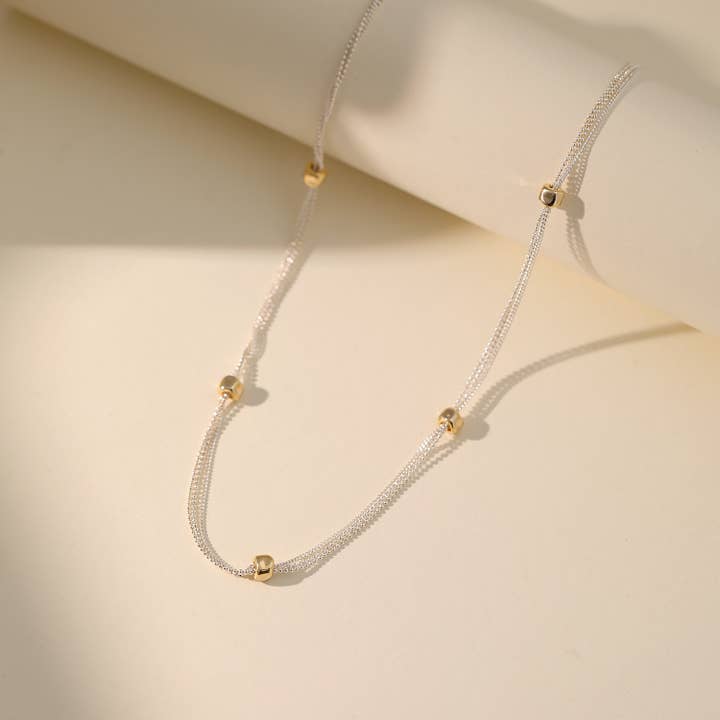 Collier à Chaîne avec Perles et Accents Dorés pour la vente par La Solana Design