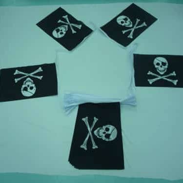 Bandeira 20m 32 18 “X 12" Crânio e Ossos Cruzados (Pirata) Bunting por atacado de Worldwide Flags Ltd