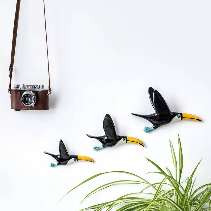 Väggmonterad Handgjord Keramisk Flying Toucan Trio för wholesale av Hannah Turner Ltd
