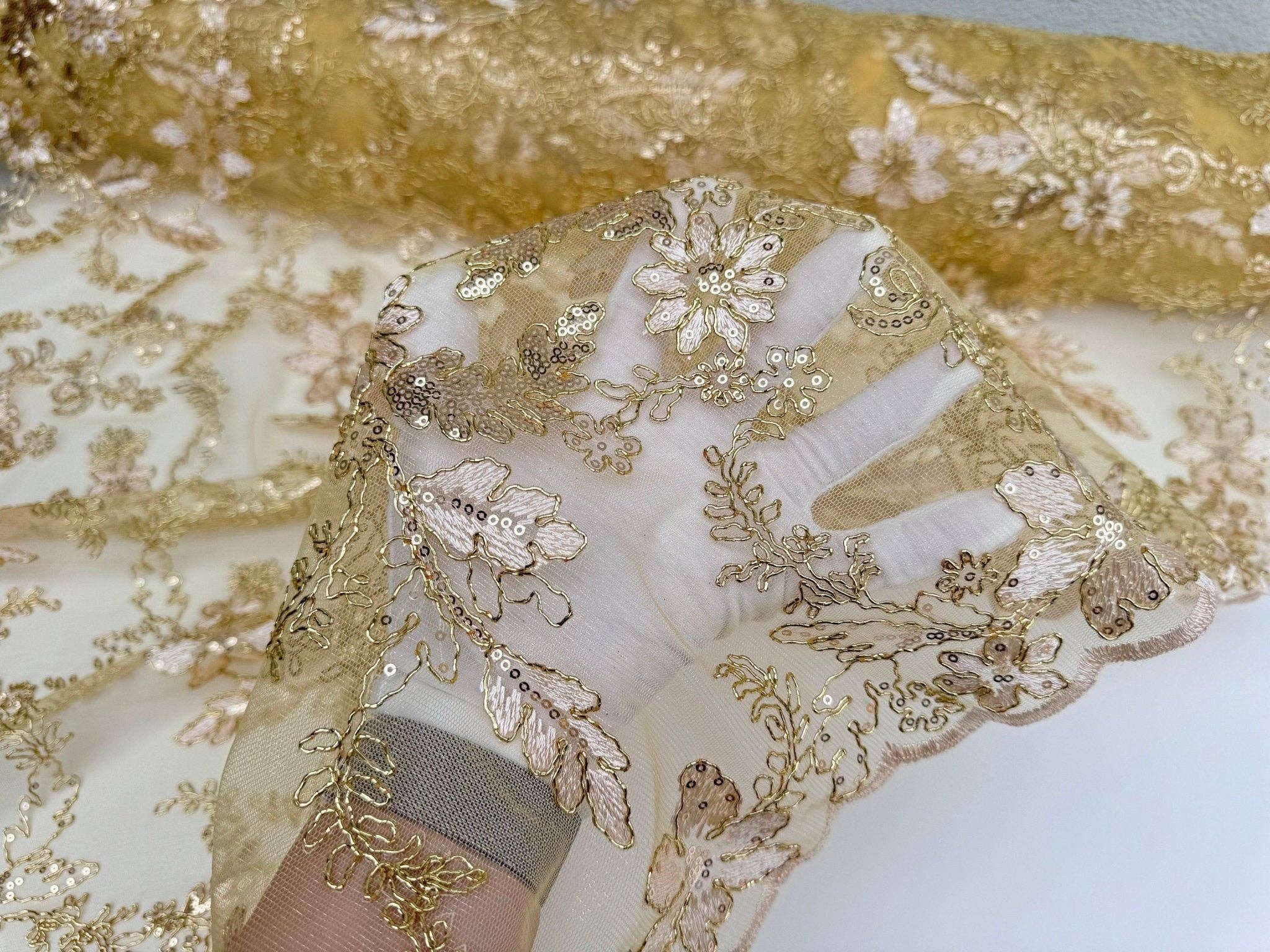 GalaTextile - Venta al por mayor Material para manualidades - Tela de encaje de malla dorada bordada con lentejuelas de encaje con cordones por yarda, no elástica, encaje floral amarillo para vestidos de niña, lazos, vestido de novia,1