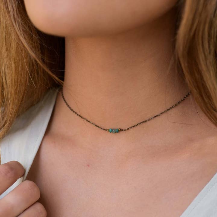 Collier ras du cou délicat en émeraude pour la vente par Luna Tide