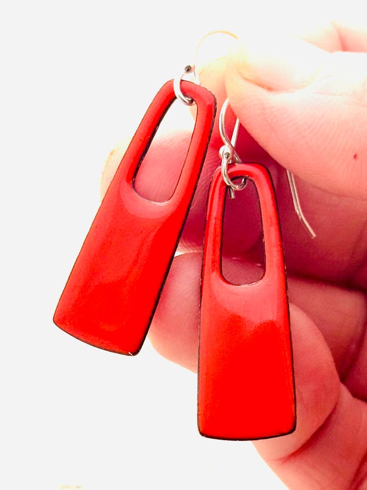 Orecchini rettangolari piccoli, smalto arancione fiamma per la vendita all'ingrosso da parte di Magpie Mouse Studios