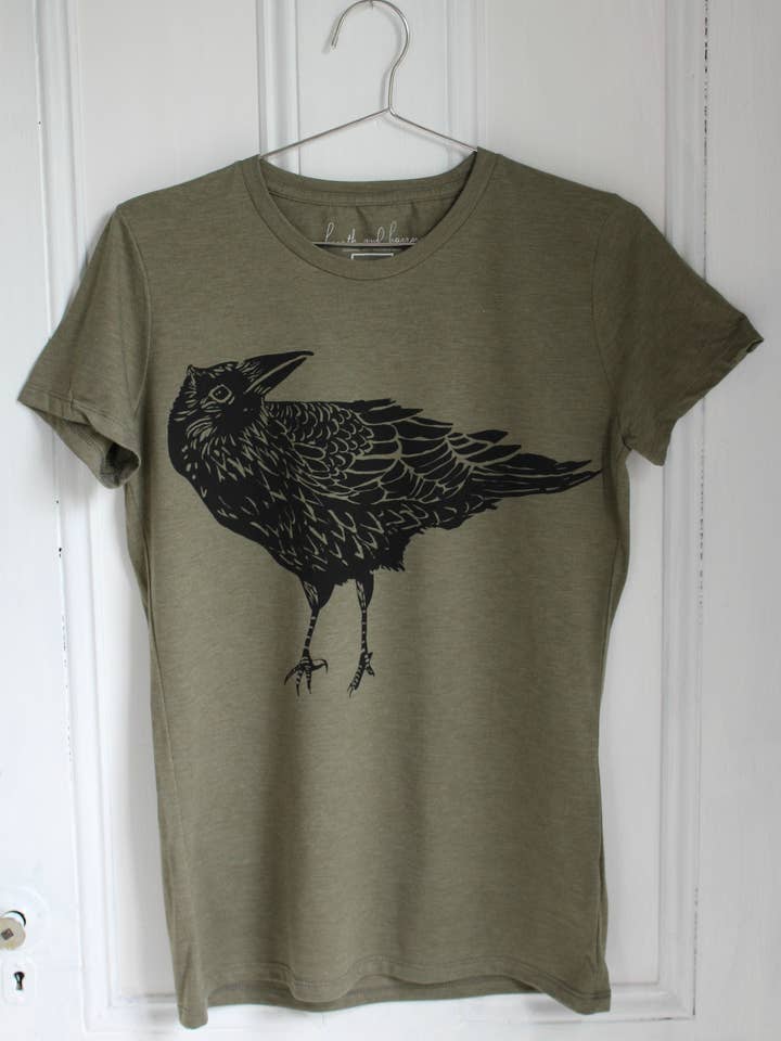 Hearth and Harrow – Großhandel T-Shirt mit Siebdruck – Damen – Damen Bio Crow T-Shirt auf Olivgrün1
